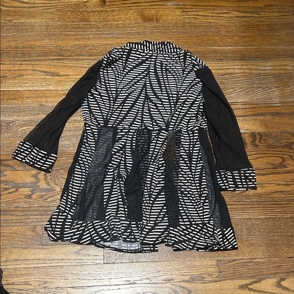 Frank Lyman Design Black and White Patterned Cardigan Wrap - Picture 3 of 3